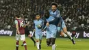 Leroy Sane melompat ke pundak Yaya Toure saat merayakan gol ke gawang Wesyt Ham pada lanjutan Premier League pekan ke-23 di Olympic Stadium, Rabu (1/2/2017). City menang 4-0.  (AP/Frank Augstein)