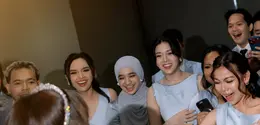 Keduanya tampil serasi dalam balutan busana bernuansa biru muda yang menjadi dresscode resmi bridesmaid malam itu. [@thepotomoto].