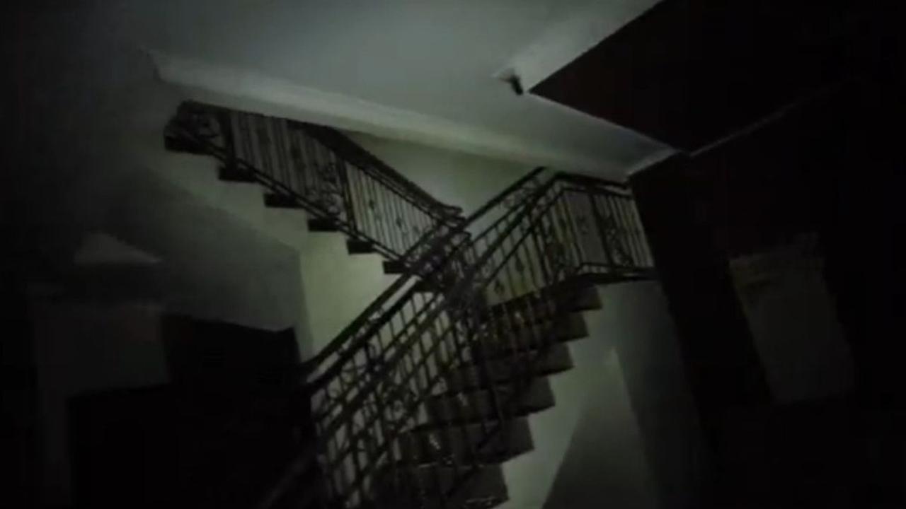 Bagian lantai dua dari rumah tersebut terlihat sangat menyeramkan, karena beberapa orang mengatakan bahwa di sana terdapat seorang wanita yang meninggal karena gantung diri. <br>