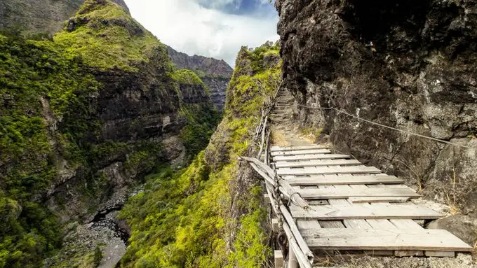Mengagumi Keelokan Pulau Reunion dari Ketinggian