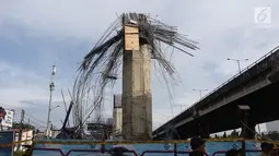 Kondisi tiang girder proyek Tol Bekasi-Cawang-Kampung Melayu (Becakayu) yang ambruk di dekat Gerbang Tol Kebon Nanas, Jakarta Timur, Selasa (20/2). Sampai saat ini, polisi masih mencari penyebab ambruknya girder. (Liputan6.com/Arya Manggala)