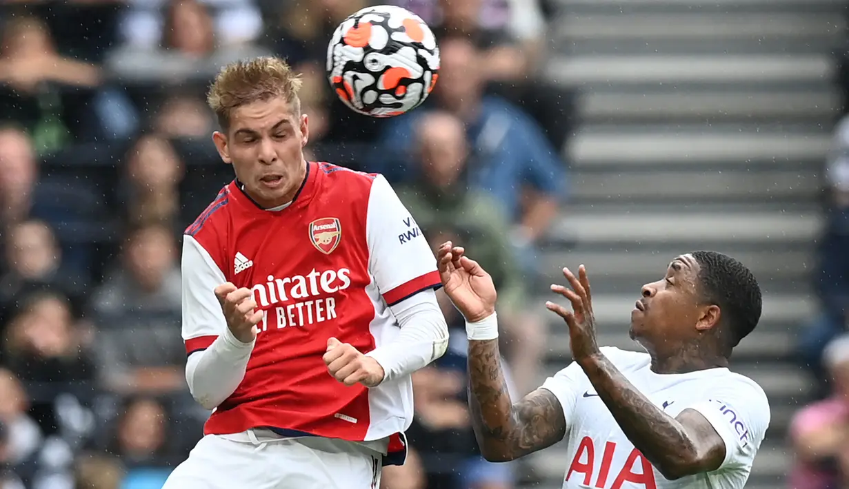 Emile Smith Rowe. Gelandang serang berusia 21 tahun ini merupakan produk asli Akademi Arsenal yang dipinjamkan ke RB Leipzig dan Huddersfield Town pada musim 2018/2019 dan 2019/2020. Ia dipulangkan The Gunners pada musim lalu. Telah bermain di dua laga Arsenal musim ini. (Foto: AFP/Glyn Kirk)