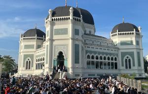 Salat Idul Fitri 1444 Hijriah di Masjid Raya Al-Mashun, Kota Medan (Reza Efendi/Liputan6.com)