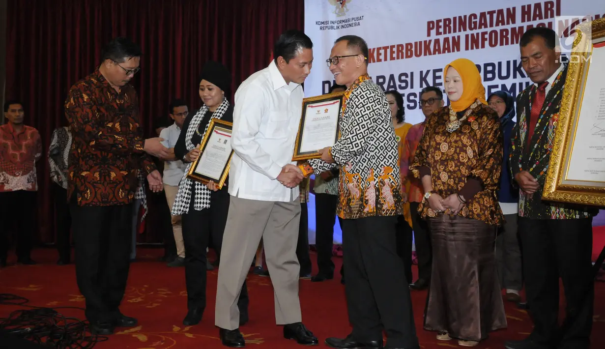 Komisioner KIP, Gede Narayana (keempat kiri) menyerahkan piagam deklarasi Keterbukaan Informasi Peserta Pemilu 2019 di Jakarta, Selasa (22/5). Hal ini untuk mendukung penyelenggaraan Pemilu yang transparaan dan akuntabel. (Liputan6.com/Helmi Fithriansyah)