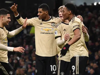 Pemain Manchester United, Anthony Martial (kanan) merayakan golnya ke gawang Burnley bersama rekan-rekannya pada pertandingan Liga Inggris di Turf Moor, Burnley, Inggris, Sabtu (28/12/2019). MU menang 2-0 dan melonjak ke posisi lima klasemen. (Oli SCARFF/AFP)