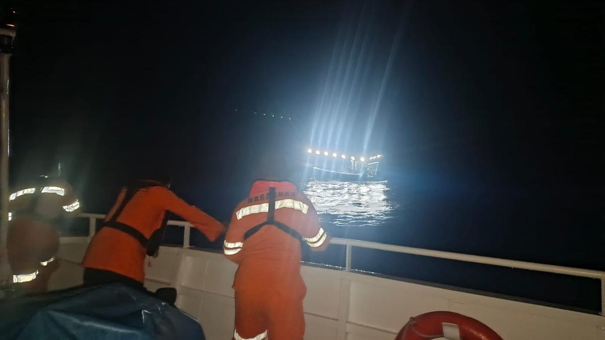 Kapal Nazila 05 Tenggelam di Perairan Malut, Puluhan Penumpang Terombang-ambing di Tengah Laut