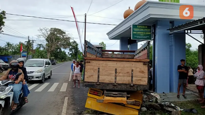 Truk menabrak motor yang parkir  di Banyuwangi (Hermawan Arifianto/Liputan6.com).