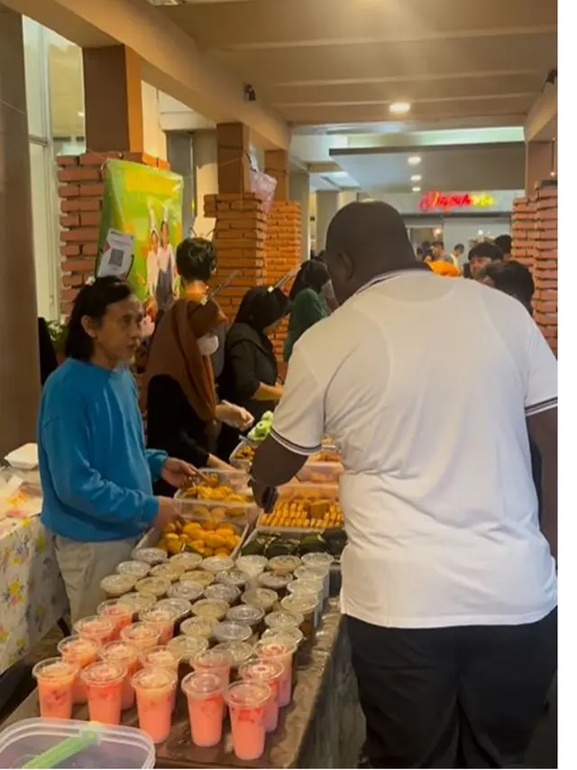 6 Potret Epy Kusnandar dan Istri Jual Takjil di Bazar Ramadhan, Raup Jutaan Rupiah