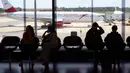 Para penumpang menunggu di Bandara Internasional Wina di Wina, Austria, pada 15 Juli 2020. Bandara Internasional Wina mencatatkan penyusutan volume penumpang sebesar 95,4 persen menjadi 138.124 orang pada Juni 2020 dibandingkan tahun sebelumnya. (Xinhua/Georges Schneider)
