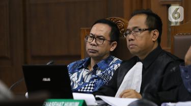 Terdakwa kasus tindak pidana pencucian uang dan korupsi Tubagus Chaeri Wardana alias Wawan (kiri) menjalani sidang lanjutan di Pengadilan Tipikor, Jakarta, Jumat (14/2/2020). Sidang tersebut beragendakan pemeriksaan saksi yang dihadirkan dua orang saksi dari JPU KPK. (Liputan6.com/Angga Yuniar)