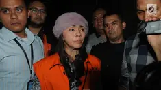 Bupati Kepulauan Talaud, Sri Wahyumi Maria Manalip mengenakan rompi tahanan seusai menjalani pemeriksaan di gedung KPK, Jakarta, Rabu (1/5/2019). Sri Wahyumi resmi ditahan KPK sebagai tersangka kasus suap proyek revitalisasi pasar di Kabupaten Kepulauan Talaud. (merdeka.com/Dwi Narwoko)