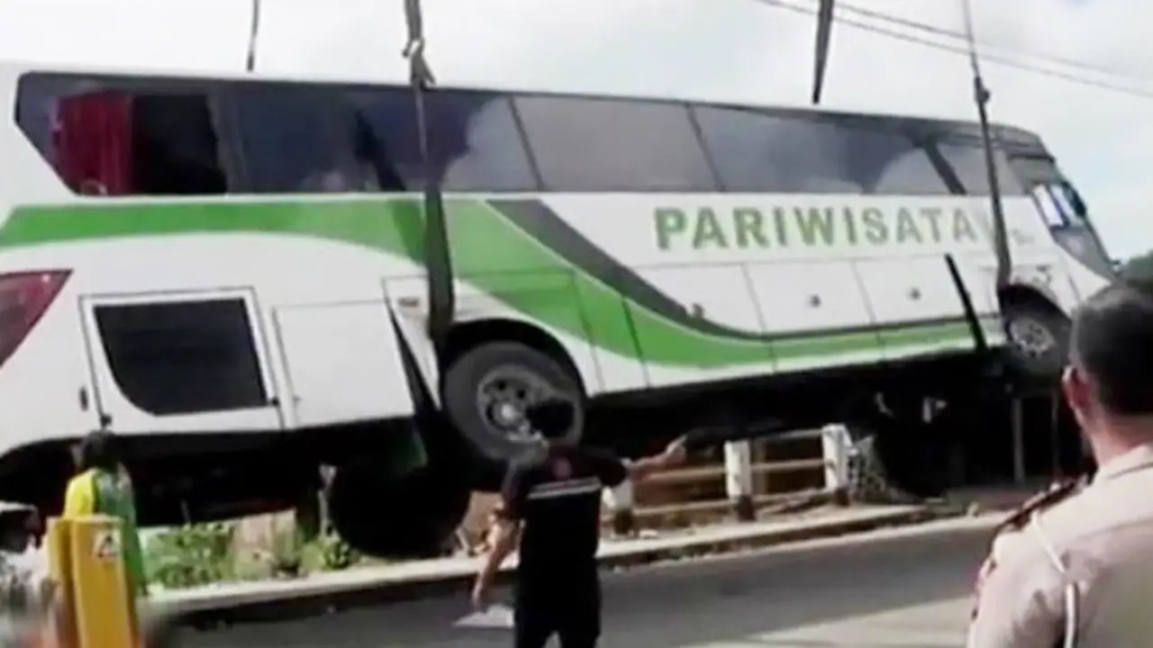 Segmen 2: Evakuasi Bus Maut hingga Tradisi Beri Makan Kera