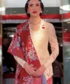 Widi Wardhana tampak elegan dengan paduan batik merah dan kebaya putih untuk rayakan kemerdekaan RI yang ke-80.