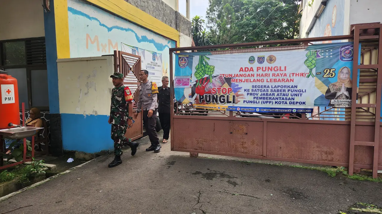 Petugas kepolisian saat mendatangi SMPN 3 Depok usai terjadi dugaan pelecehan verbal yang dilakukan oknum guru kepada siswinya.