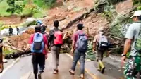 Perjuangan Warga Aceh Menembus Zona Longsor Demi Bertemu Buah Hati   