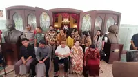 Wali Kota Solo, Gibran Rakabuming Raka bersama dengan Sinuhun Paku Buwono XIII dan Gusti Moeng di Loji Gandrung, Solo, Rabu (4/1).(Liputan6.com/Fajar Abrori)