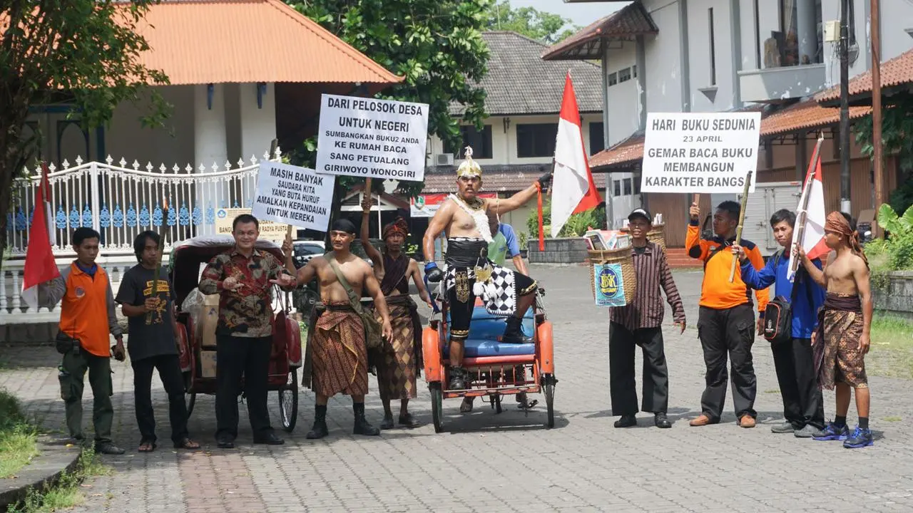 [Bintang] Hari Buku Sedunia: Mengenakan Kostum Hanoman, Kopral Bagyo Bagi-bagi Buku