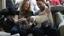 Sepasang suami istri mengajak kucing kesayangan mereka untuk bermain di Cat Cafe, New York, Amerika Serikat (AFP PHOTO/Emmanuel Dunand)