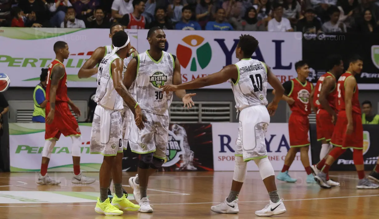 Pebasket tim Putih, Sulton, melakukan selebrasi usai mencetak poin saat melawan tim Merah pada laga IBL All Star di Britama Arena, Jakarta, Minggu (7/1/2018). Tim Putih menang 130-114 atas tim Merah. (Bola.com/M Iqbal Ichsan)