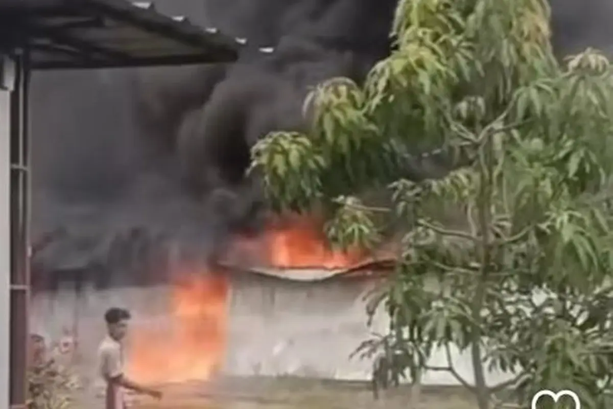 Kebakaran melanda sebuah gudang oli di Jalan Brigjen Katamso No 5, RT 10 RW 06, Kelurahan Slipi, Kecamatan Palmerah, Jakarta Barat.