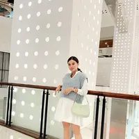 Gaya lain bisa dengan menggunakan mini dress seperti Audi Marissa. Penambahan vest rajut melengkapi busana dengan gaya kasual. [Instagram/audimarissa]