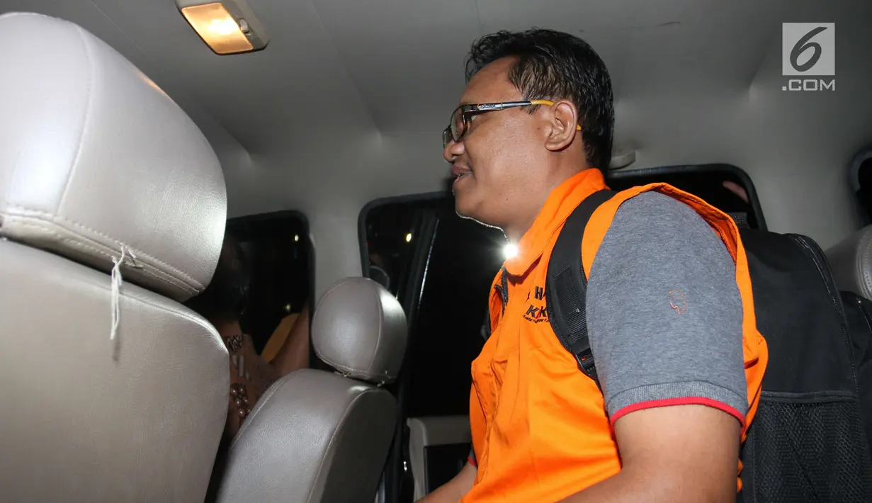 Wakil Direktur RSUD Kardinah Tegal, Cahyo Supardi menaiki mobil bersiap meninggalkan gedung KPK, Jakarta, Rabu (30/8). Cahyo Supardi menjadi tersangka kasus suap terkait dengan pengelolaan jasa kesehatan di RSUD Kardinah. (Liputan6.com/Helmi Afandi)