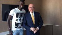 "M'Baye Niang telah memperbarui kontraknya hingga 30 Juni 2019," bunyi pernyataan resmi AC Milan.