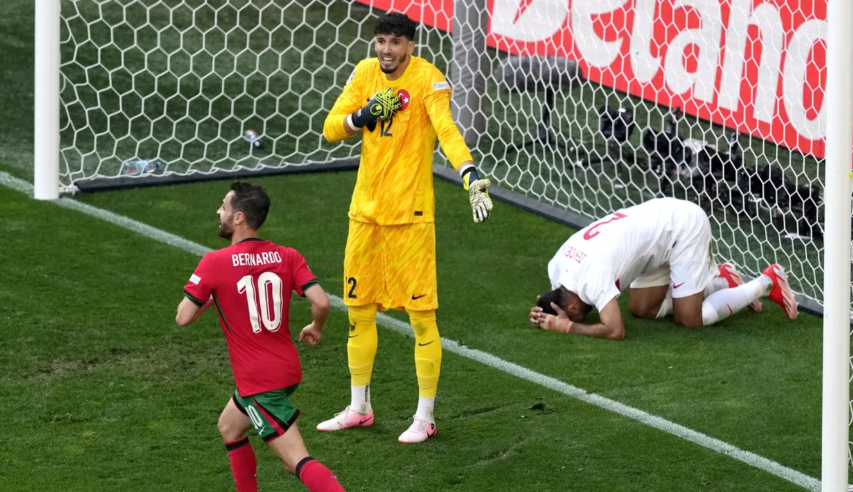 <p>Reaksi kecewa kiper Timnas Turki, Altay Bayindir dan rekannya, Zeki Celik setelah kebobolan gol kedua lewat gol bunuh diri Samet Akaydin saat menghadapi Portugal pada laga matchday kedua Grup F Euro 2024 Westfalenstadion, Dortmund, Jerman, Sabtu (22/6/2024). (AP Photo/Michael Probst)</p>