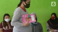 Seorang ibu hamil ikut serta dalam Swab Test COVID 19 oleh petugas medis Puskesmas Kecamatan Kramat Jati di Jakarta Timur, Jumat (12/6/2020). Tes yang menjadi salah satu syarat untuk menjalani persalinan ini diikuti sekitar 70 ibu hamil. (merdeka.com/Imam Buhori)