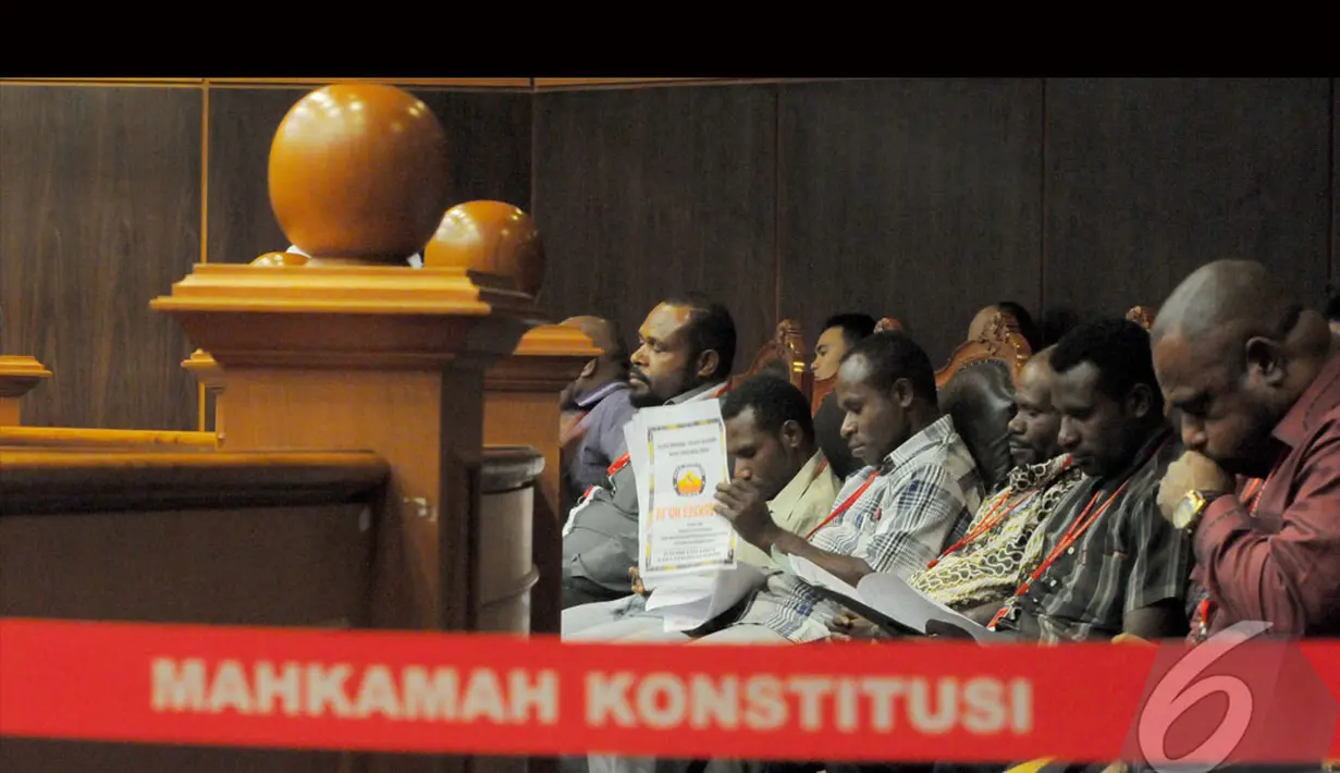 Para saksi yang berasal dari Papua ini memperhatikan jalannya persidangan dengan seksama, Jakarta, Kamis (14/8/2014) (Liputan6.com/Andrian M Tunay)
