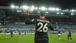 Pemain Liverpool Andrew Robertson bersiap melempar bola saat menghadapi Aston Villa pada pertandingan Liga Premier Inggris di Stadion Villa Park, Birmingham, Inggris, Minggu (4/10/2020). Aston Villa mengalahkan Liverpool 7-2. (Peter Powell/Pool via AP)