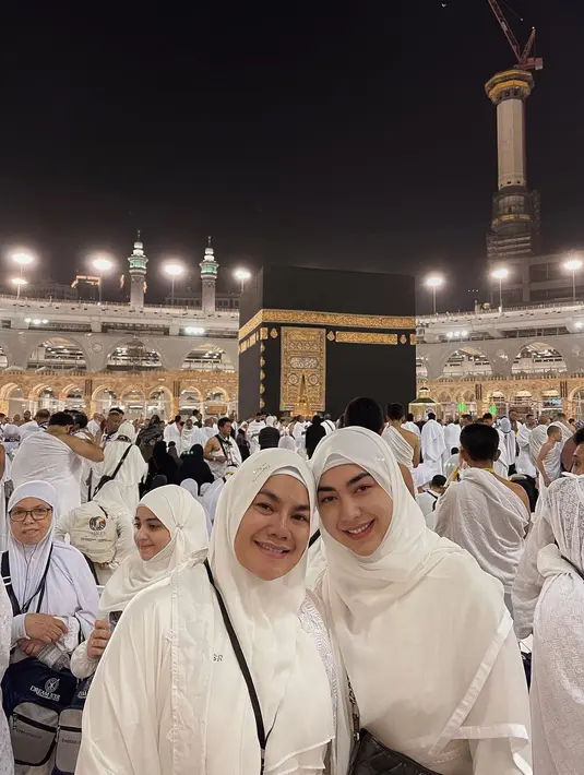 Ingin memperlihatkan wajahnya dengan jelas, foto Sarita Abdul Mukti dan Shania Salsabila kembali diambil dengan jarak yang cukup dekat. (Foto: Instagram/@_shaniasalsabila)