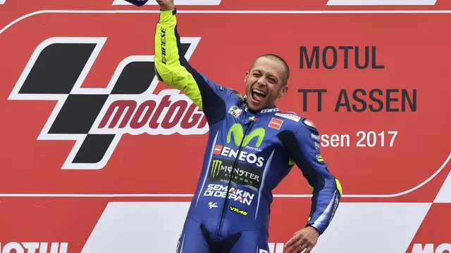 Pembalap Movistar Yamaha, Valentino Rossi, rayakan kemenangan ke-115 sepanjang kariernya di MotoGP Belanda 2017. 