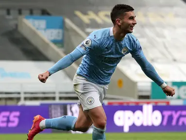 Gelandang Manchester City, Ferran Torres melakukan selebrasi usai mencetak gol keempat timnya ke gawang Newcastle United dalam laga lanjutan Liga Inggris 2020/2021 pekan ke-36 di St James' Park, Newcastle, Jumat (14/5/2021). Manchester City menang 4-3 atas Newcastle. (AFP/Scott Heppell/Pool)