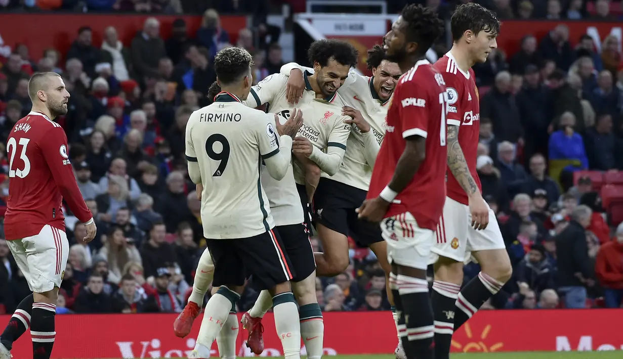 Luke Shaw. Mendapatkan poin 3,5. Patut dipersalahkan akibat lahirnya kelima gol Liverpool. Namun, ia juga sempat beberapa kali berhasil merepotkan pertahanan Liverpool saat ikut menyerang. Ia pun sempat melepaskan sebuah tembakan jarak jauh ke gawang Alisson Becker. (AP/Rui Vieira)