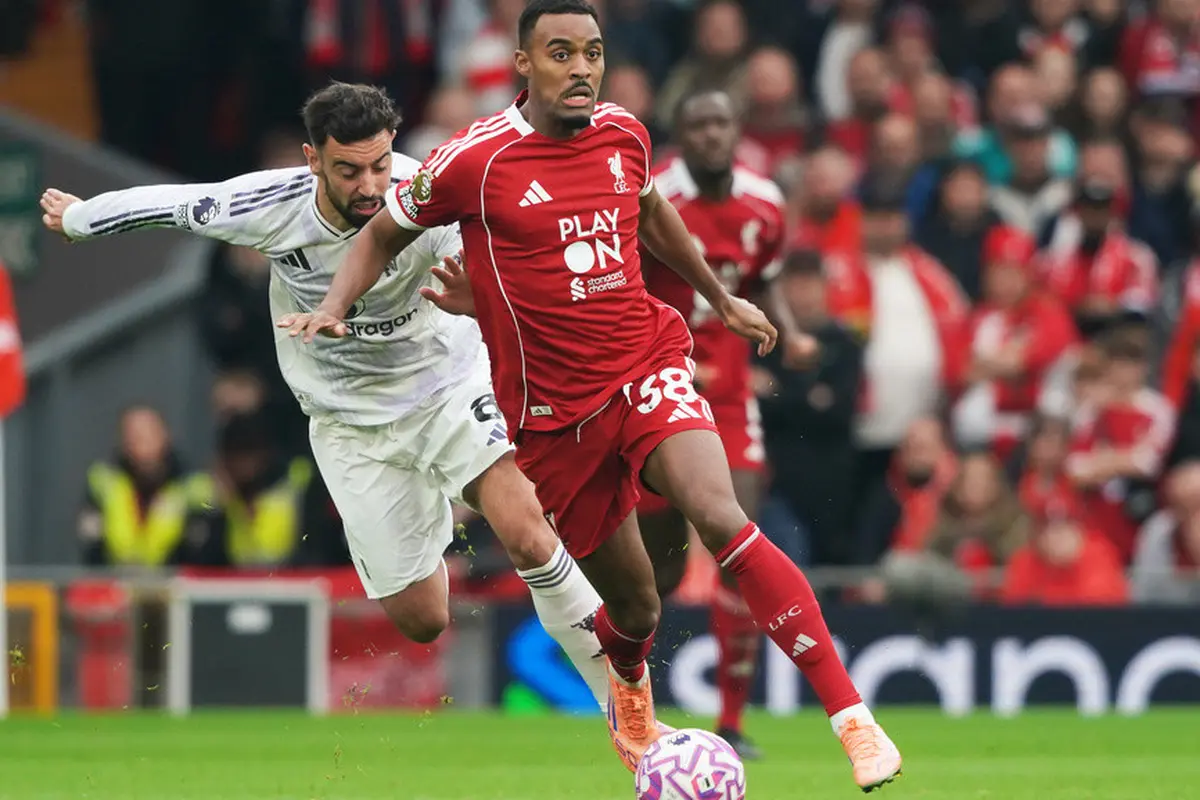 Pemain Manchester United, Bruno Fernandes (kiri), berebut bola dengan pemain Liverpool, Ryan Gravenberch