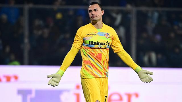 Kiper timnas Indonesia, Emil Audero, mengalami nasib yang cukup sial saat menjalani pertandingan membela Cremonese melawan Inter Milan. Kiper Timnas Indonesia itu terkena petasan yang dilemparkan dari tribun suporter I Nerazzurri. (AFP/Piero Cruciatti)