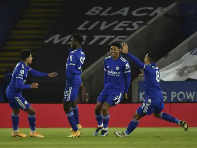 Gelandang Leicester City, Wilfred Ndidi (kedua kiri) berselebrasi dengan rekan-rekannya usai mencetak gol ke gawang Chelsea pada pertandingan lanjutan Liga Inggris di Stadion King Power, Rabu (20/1/2021). Leicester menang atas Chelsea 2-0. (AP Photo/Rui Vieira, Pool)