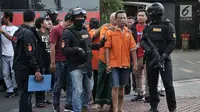 Polisi menggiring tersangka kasus ambulans Partai Gerindra membawa batu dalam Aksi 22 Mei saat rilis di Mapolda Metro Jaya, Jakarta, Kamis (23/5/2019). Lima tersangka merupakan mereka yang berada di ambulans dan enam lainnya diduga massa perusuh dalam Aksi 22 Mei 2019. (merdeka.com/Iqbal Nugroho)