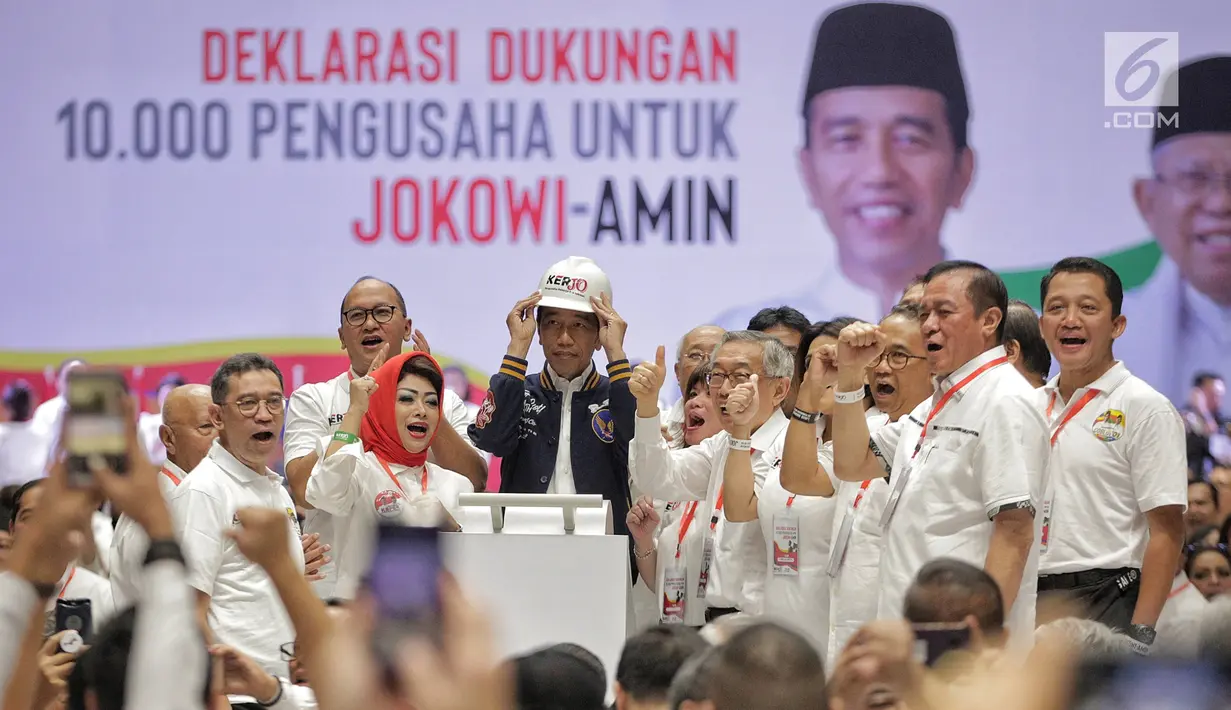Capres nomor urut 01 Joko Widodo memakai helm saat menghadiri Deklarasi Dukungan 10.000 Pengusaha untuk Jokowi-Ma'ruf Amin di Istora Senayan GBK, Jakarta, Kamis (21/3). Deklarasi dihadiri pengusaha skala kecil sampai besar. (Liputan6.com/Faizal Fanani)