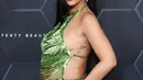 Rihanna berpose saat perayaan produk kecantikannya Fenty Beauty dan Fenty Skin di Goya Studios, Los Angeles, California, Amerika Serikat, 11 Februari 2022. Rihanna diketahui tengah hamil anak pertama dengan kekasihnya, A$AP Rocky. (Mike Coppola/Getty Images/AFP)