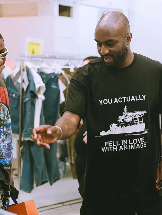 Dia adalah pria kulit hitam pertama yang menjadi creative director di fashion house. (instagram/virgilabloh)