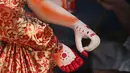 Pematung Nepal Shyam Pandit memberikan sentuhan akhir pada patung dewi Hindu Durga menjelang festival Dashain di Kathmandu, Nepal (14/10/2020). (AP Photo/Niranjan Shrestha)