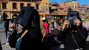Masyarakat menyaksikan Gerhana Matahari Cincin Api di La Paz, Bolivia, Sabtu (14/10/2023). Jalur Gerhana Matahari Cincin Api melewati Amerika Serikat bagian barat, Meksiko, Amerika Tengah, dan sebagian Amerika Selatan. (AP Photo/Juan Karita)