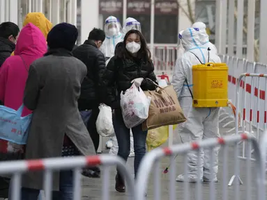 Minggu (13/3/2022). Pihak berwenang memperketat kontrol akses ke Shanghai setelah jumlah kasus baru covid-19 di timur laut China meningkat tiga kali lipat pada hari Minggu. (AP Photo/Ng Han Guan)