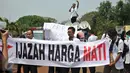 Puluhan dokter dari Pergerakan Dokter Muda Indonesia (PDMI) membentangkan spanduk di depan Istana Merdeka, Jakarta, Senin (7/9/2015). Mereka memprotes Kemenristek Dikti yang telah menahan ijazah fakultas kedokteran mereka. (Liputan6.com/Gempur M Surya)