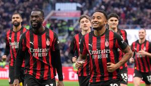 Penyerang AC Milan, Christopher Nkunku, merayakan gol kedua timnya yang dicetak melalui tendangan penalti dalam pertandingan Serie A antara melawan Hellas Verona di San Siro, Italia, Minggu (28/12/2025). (AP Photo/Luca Bruno)