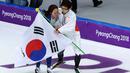 Peraih medali emas, skater Nao Kodaira dari Jepang memeluk dan menghibur peraih perak, skater Lee Sang Hwa dari Korea Selatan setelah cabang skating speed 500 meter putri di Olimpiade Musim Dingin Pyeongchang 2018, Minggu (18/2). (AP/Eugene Hoshiko)