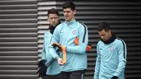 Kiper Chelsea, Thibaut Courtois, saat latihan jelang leg pertama 16 besar Liga Champions di Stadion Stamford Bridge, Senin (19/2/2018). Chelsea akan berhadapan Barcelona. (AP/John Walton)