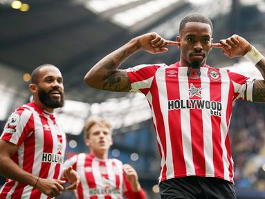 Pemain Brentford Ivan Toney melakukan selebrasi usai mencetak gol ke gawang Manchester City pada pertandingan sepak bola Liga Inggris di Etihad Stadium, Manchester, Inggris, 12 November 2022. Manchester City kalah 1-2 dari Brentford. (AP Photo/Dave Thompson)